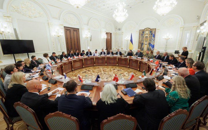 Зеленський зустрівся з послами країн ЄС в Україні