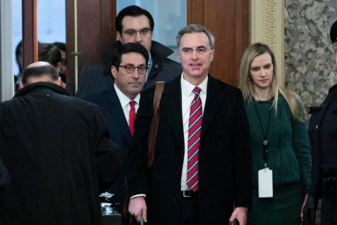 Защита Трампа начала представлять в Сенате доводы против импичмента