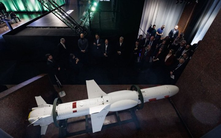 Шмигаль показав міжнародним партнерам зразки української зброї