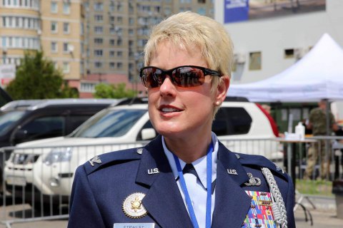 Военный атташе Посольства США ознакомилась со стендом авиакомпании "Украинские вертолеты" на выставке в Киеве