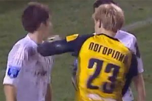 Футбол без правил: вратарь "Таврии" едва не нокаутировал соперника