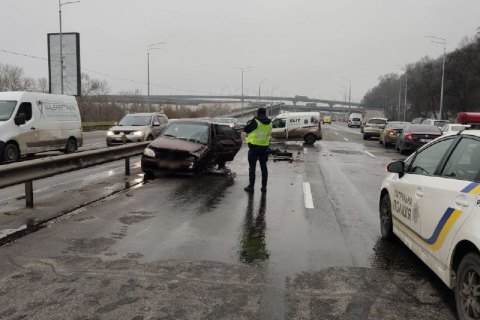 У Києві авто виїхало на зустрічну смугу та спричинило ДТП з п'ятьма машинами