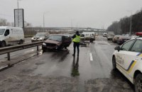 У Києві авто виїхало на зустрічну смугу та спричинило ДТП з п'ятьма машинами