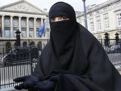В Швейцарии запрещают скрывать лицо на людях