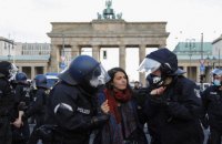В Берлине полиция применила силу для разгона акций против ковидних ограничений