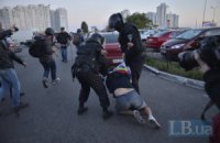 На Осокорках снова установили забор вокруг скандальной стройки, началась драка 
