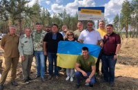 У блокпоста в Станице Луганской высадили "Львовскую рощу" 