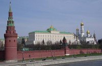 В Москве полиция задержала мужчину за надпись "Мир всему миру" на стене Кремля