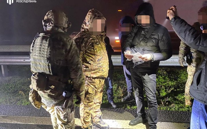 ДБР викрило військовослужбовця та його спільника, які за гроші допомагали бійцям піти у СЗЧ
