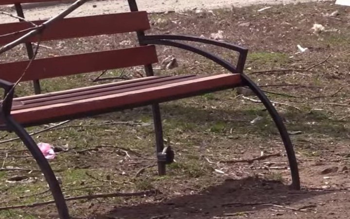 Окупанти прив'язали гранату до лавки в парку Маріуполя, - міськрада 