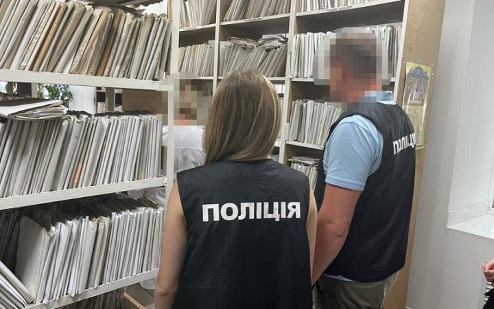 Поліція провела обшуки у військкоматах та ВЛК і вилучила понад 10 тисяч медичних справ