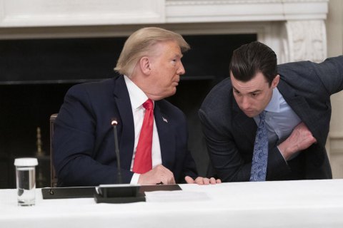 У личного помощника Трампа также выявили коронавирус