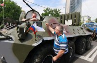 В Донецке на митинг против выборов приехали автоматчики на БТР