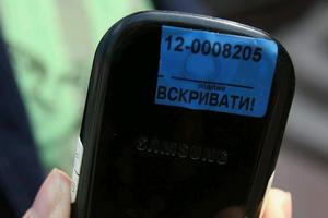 У Арбузова извинились за заклеивание журналистам камер на телефонах 