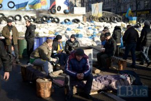Неизвестные пытались разобрать баррикаду на Майдане Независимости