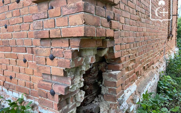 На Сумщині обстріли росіян пошкодили амбулаторію та лінію електропередач