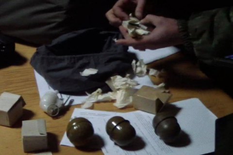 На вокзале в Мариуполе задержали мужчину с гранатами, которые он "забыл выложить"