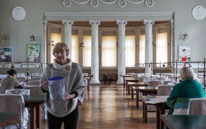 Читати книжки, підігріваючи їжу: як Наукова бібліотека допомагає одеситам під час блекаутів