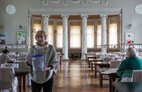 Читати книжки, підігріваючи їжу: як Наукова бібліотека допомагає одеситам під час блекаутів