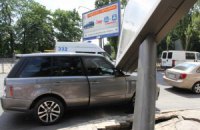 В центре Киева билборд упал на автомобиль