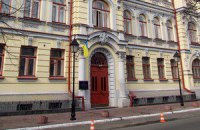 Два п'яних студенти зірвали з Вищого спецсуду держпрапор