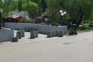 Столичные власти отправили "взрывоопасные урны" в спальные районы 