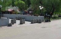 Столичные власти отправили "взрывоопасные урны" в спальные районы 