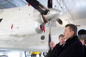 ​Янукович осмотрел техцентр по обслуживанию самолетов