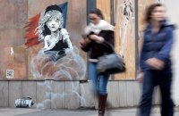 Работу Бэнкси, посвященную беженцам в лагере Кале, закрыли фанерой