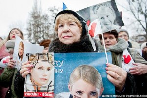 Возле Качановской колонии уже собираются сторонники Тимошенко с цветами