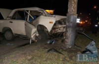 ДТП в Киеве: ВАЗ на полной скорости врезался в столб