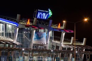 В "Жулянах" из инкассаторских машин выгружают коробки в частные самолеты 