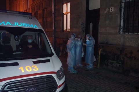 Во Львове к вернувшимся из Китая соседям вызвали "скорую", заподозрив у них коронавирус
