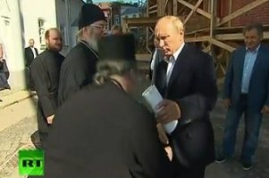 Монах Валаамского монастыря поцеловал Путину руку