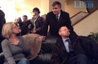 Тимошенко приземлиться через 20 хвилин: їй приготували каталку