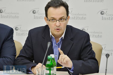 Минобороны не увольняет контрактников, поскольку их некем заменить, - Березюк