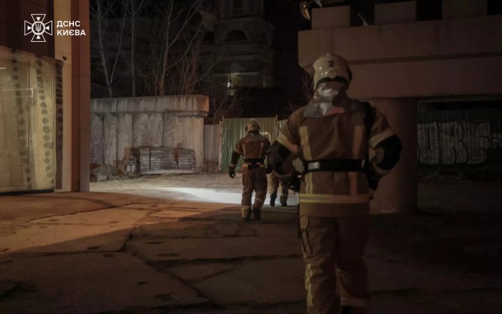 Рятувальники знайшли хлопця, що впав з п’ятиметрової висоти у покинутій будівлі на Поштовій площі у Києві