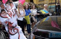 У Києві пройшла акція проти забудови тротуарів літніми майданчиками ресторанів