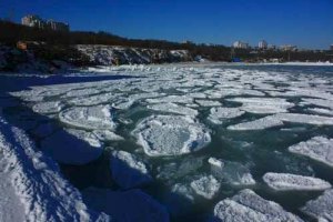 В Керчи автомобиль ушел под лед