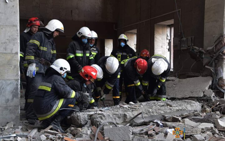 Число погибших в результате удара по Николаевской ОГА выросло до 28 (обновлено)