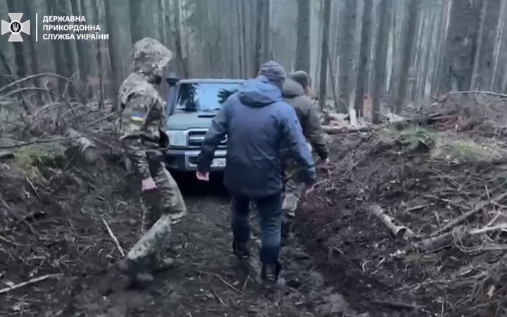 Чоловік намагався втекти через Карпати в Румунію і заблукав, його врятували прикордонники