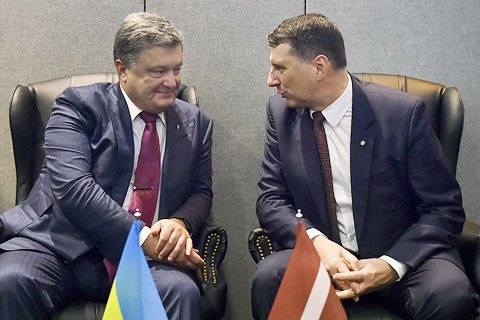 Порошенко попросил Латвию вернуть €50 млн, выведенных из Украины при Януковиче 