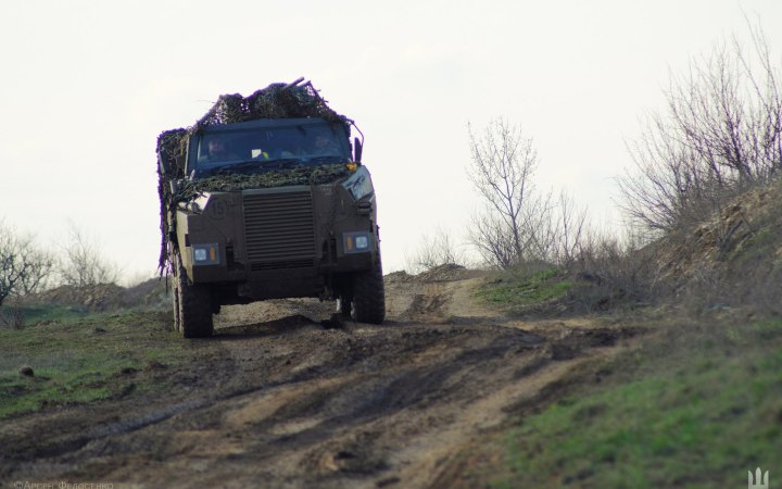 Залужний показав, як працюють австралійські бронетранспортери Bushmaster на Бахмутському напрямку