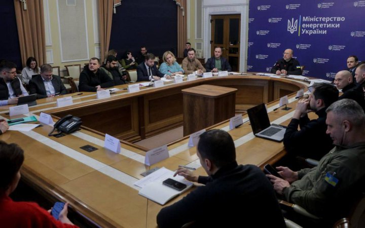 Шмигаль: українцям поступово відновлюють світло й тепло, проте ситуація все ще складна