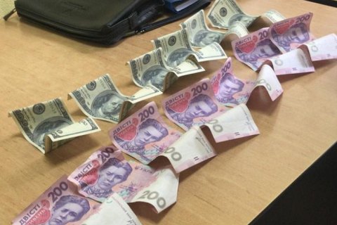 Завкафедрою одного з вишів Рівного затримали під час отримання $700 хабара