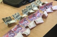 Завкафедрою одного з вишів Рівного затримали під час отримання $700 хабара