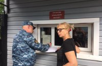 Денисову не пустили на встречу к политзаключенному Карпюку (обновлено)