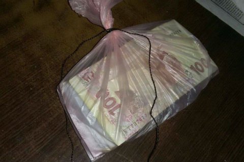 В Киеве работника полиции задержали с поличным при полученни 25 тыс. грн взятки