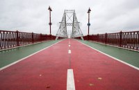 На пешеходном мосту в Киеве установили новое разноцветное покрытие