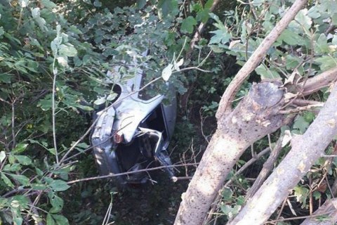 У Чернівцях чоловік викрав автомобіль і злетів з моста під час погоні